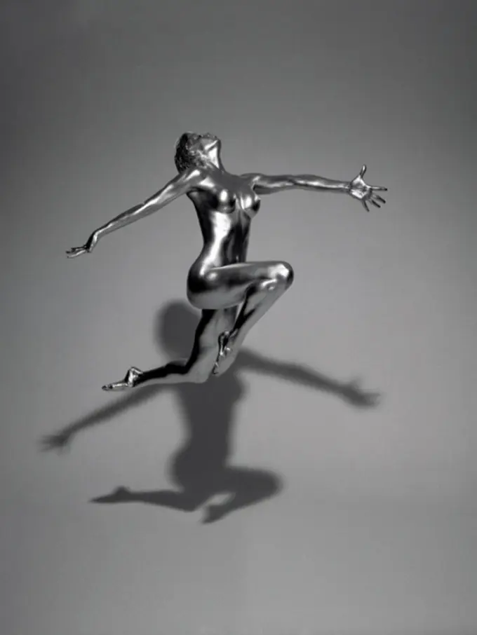 Seorang Fotografer 'Menyulap' Modelnya Menjadi Patung Logam