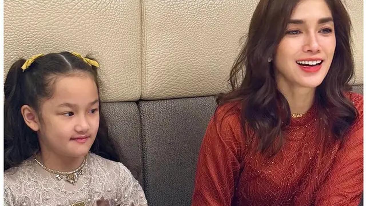 6 Potret Quality Time Ussy dan Sheva, Putri Bungsu Kian Cantik di Usia 8 Tahun