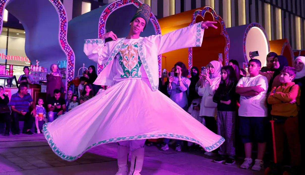 Orang-orang merayakan festival Garangao, sebuah pesta tradisional anak-anak di kawasan Teluk yang dirayakan setelah berbuka puasa di Doha pada 24 Maret 2024. (KARIM JAAFAR/AFP)