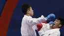 Karateka Indonesia, Rifki Ardiansyah, saat melawan karateka Vietnam, Nguyen Tahnh Duy, pada final kumite -60 kg putra SEA Games 2019 di World Trade Center, Manila, Minggu (8/12). Rifky meraih perak setelah kalah 1-2. (Bola.com/M Iqbal Ichsan)