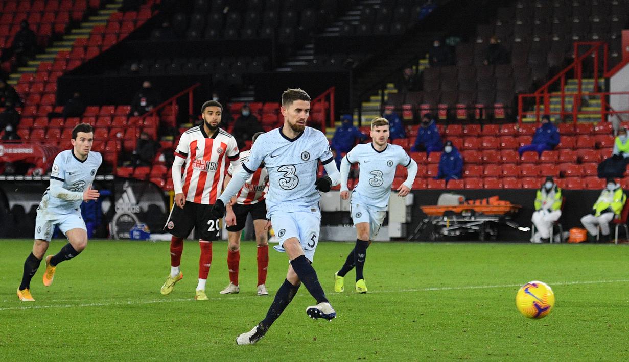 Gelandang Chelsea, Jorginho melakukan eksekusi penalti yang berbuah gol kedua ke gawang Sheffield United dalam laga lanjutan Liga Inggris 2020/21 pekan ke-23 di Bramall Lane, Minggu (7/2/2021). Chelsea menang 2-1 atas Sheffield United. (AFP/Oli Scarff/Pool)