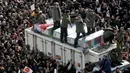 Peti mati Jenderal Qasem Soleimani dan sejumlah orang yang tewas dalam serangan Amerika Serikat dikelilingi pelayat di Teheran, Iran, Senin (6/1/2020). Prosesi pemakaman Soleimani digelar di berbagai kota secara berurutan sejak akhir pekan. (AP Photo/Ebrahim Noroozi)