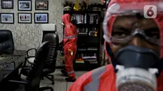 Petugas menyemprotkan disinfektan ruangan di kantor Badan Pengawas Pemilihan Umum (Bawaslu), Jakarta,  Kamis (19/3/2020). Proses sterilisasi menggunakan cairan disinfektan tersebut sebagai salah satu langkah untuk mengantisipasi penyebaran virus Corona COVID-19. (Liputan6.com/Johan Tallo)