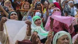 Muslim Kashmir memanjatkan doa saat imam (tak terlihat) menampilkan relik yang diyakini sehelai janggut Nabi Muhammad untuk memperingati Hari Martir Khalifah Umar bin Khattab di Masjid Hazratbal, Srinagar, Kashmir, India, Sabtu (7/8/2021). (AP Photo/Channi Anand)