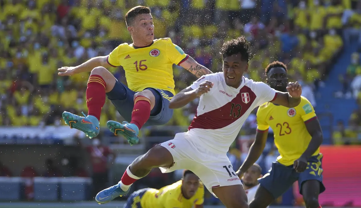 Gelandang Peru Renato Tapia berebut bola dengan gelandang Kolombia Matheus Uribe pada lanjutan fase grup kualifikasi Piala Dunia 2022 zona Amerika Selatan, di Estadio Metropolitano Roberto Meléndez, Sabtu (29/1/2022) dini hari WIB. Peru menang 1-0. (AP Photo/Fernando Vergara)