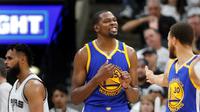 Ekspresi duo bintang Golden Warriors, Kevin Durant (tengah) dan Stephen Curry (kanan) pada laga melawan San Antonio Spurs, Minggu (21/5/2017) WIB. (AP Photo/Ronald Cortes)  