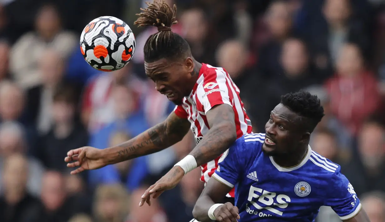 Ivan Toney (kiri). Striker berusia 25 tahun ini mampu membawa Brentford sebagai tim promosi sempat bersaing di papan atas pada awal musim ini. Hingga pekan ke-16, ia telah mencetak 4 gol dan 2 assist dari total 14 laga dimana ia juga tercatat 12 kali terperangkap offside. (AFP/Adrian Dennis)