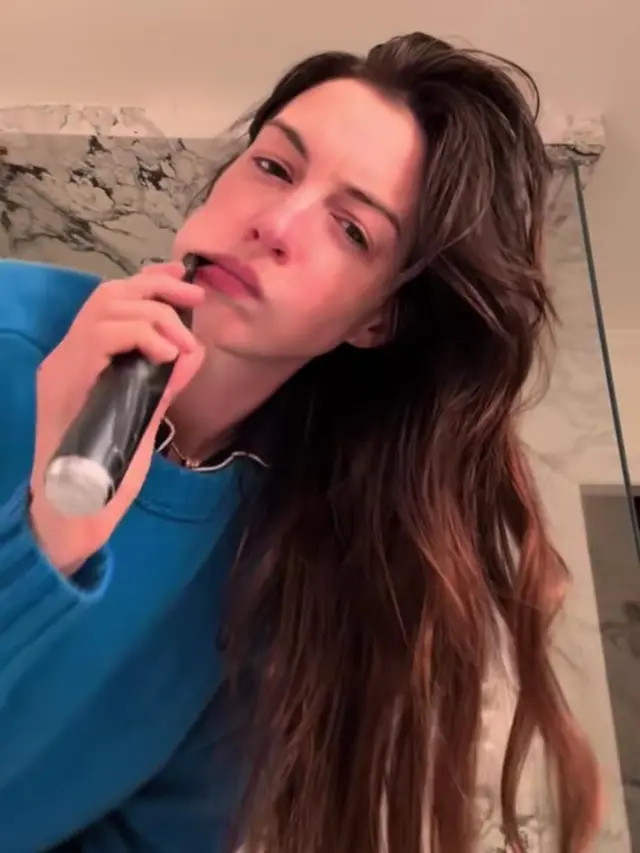 Penampilan Rambut Baru Anne Hathaway di Film Devil Wears Prada 2