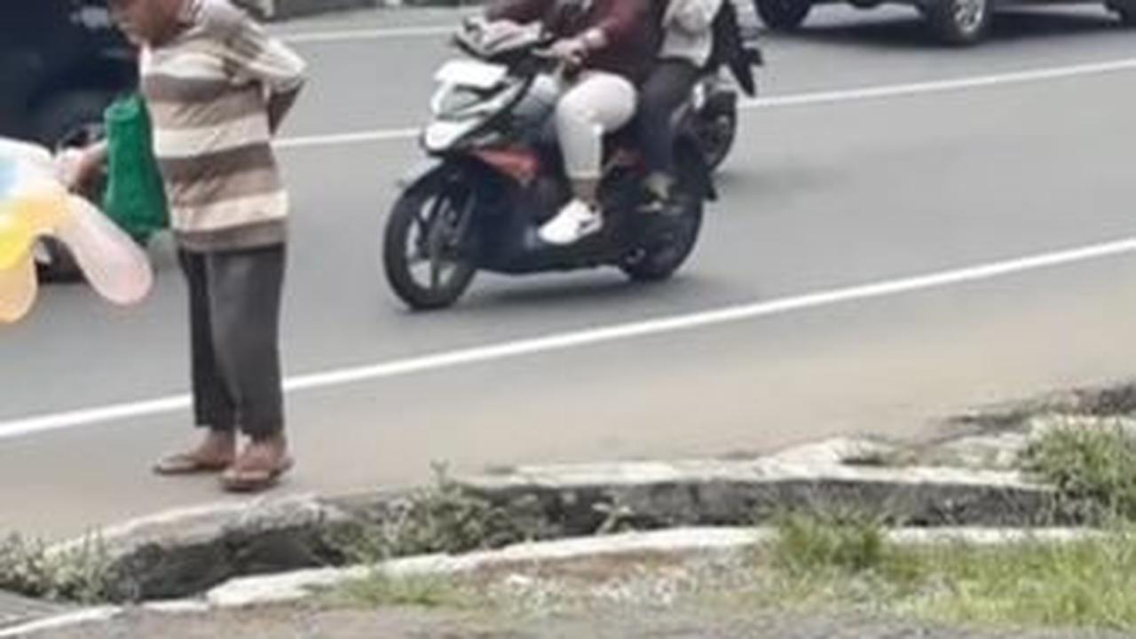 <b>Kakek penjual balon tersebut akrab disapa Abah Samsudin dan usianya sudah 70 tahun lebih.</b>