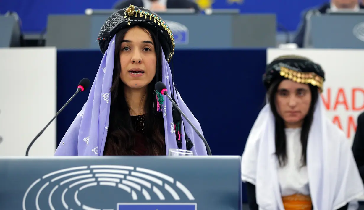 Nadia Murad Basee Taha menyampaikan pidatonya saat menerima penghargaan Sakharov Prize 2016 dari Parlemen Eropa di Strasbourg, Prancis, Selasa (13/12). Penghargaan ini merupakan simbol kebebasan berpikir dan berekspresi. (REUTERS/Vincent Kessler)