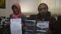 Kepala BLH Kabupaten Malang, Tridiyah Maistuti menyerahkan dokumen izin tambang di Pantai Wonogoro ke Direktur Walhi, Rere Christanto