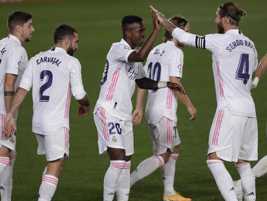Pemain Real Madrid merayakan gol yang dicetak Vinicius Junior ke gawang Real Valladolid pada laga lanjutan Liga Spanyol di Estadio Alfredo Di Stefano, Kamis (1/10/2020) dini hari WIB. Real Madrid menang 1-0 atas Valladolid. (AP Photo/Manu Fernandez)