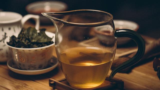 Cuci muka pakai teh basi bisa bikin kulit wajah sehat, benarkah?