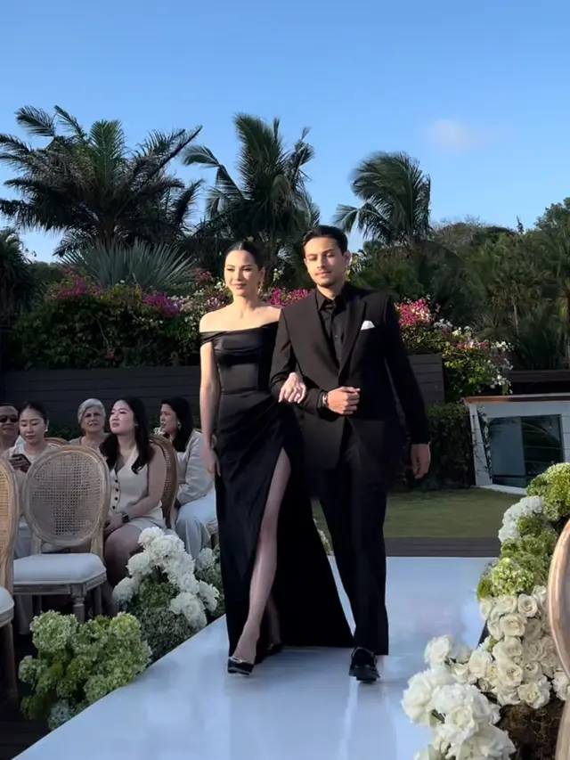 Gaya elegan Alyssa Daguise saat hadir di resepsi pernikahan kakaknya di Bali. [@risa_dewi]