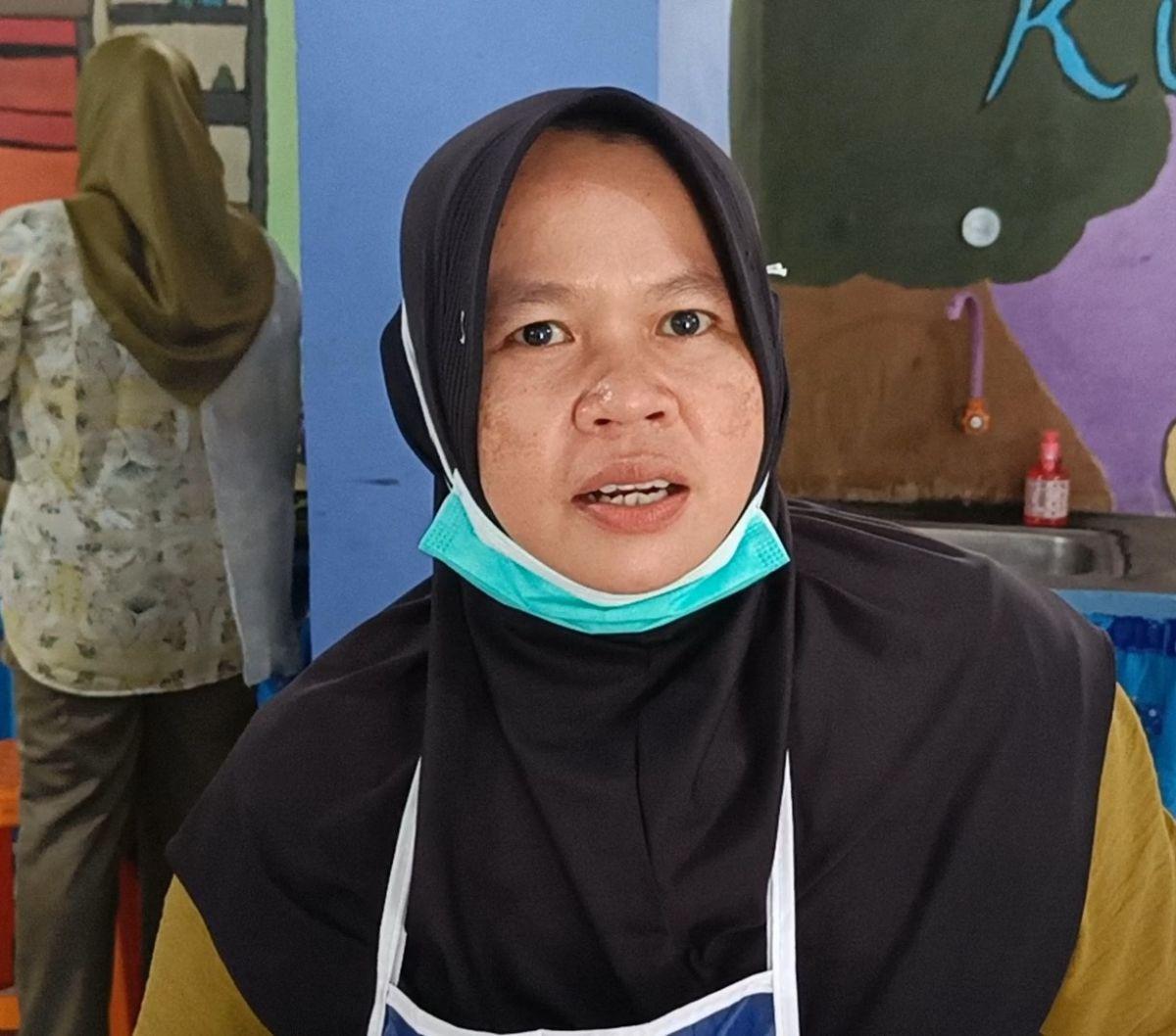 "Kalau bisa ditambah pak, kan sekarang udah pada naik ya," kata Pedagang Siomay itu kepada Airlangga yang disambut gelak tawa.