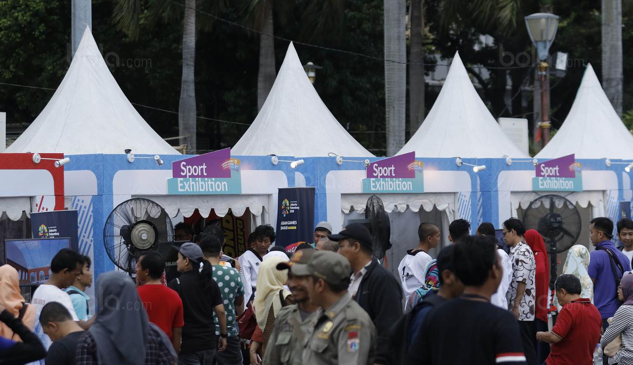 Warga menghadiri acara Asian Games Sport Festival di Taman Fatahilah, Jakarta, Sabtu (9/12/2017). Acara tersebut bertujuan untuk mempromosikan Asian Games 2018. (Bola.com/M Iqbal Ichsan)