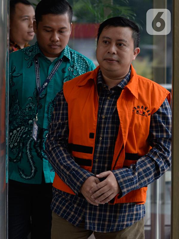 Staf Sekjen PDIP Hasto Kristiyanto, Saeful Bahri (kanan) tiba di Gedung KPK, Jakarta, Jumat (14/2/2020). Saeful Bahri diperiksa sebagai tersangka terkait kasus dugaan penerimaan hadiah atau janji penetapan anggota DPR Terpilih 2019-2024. (merdeka.com/Dwi Narwoko)
