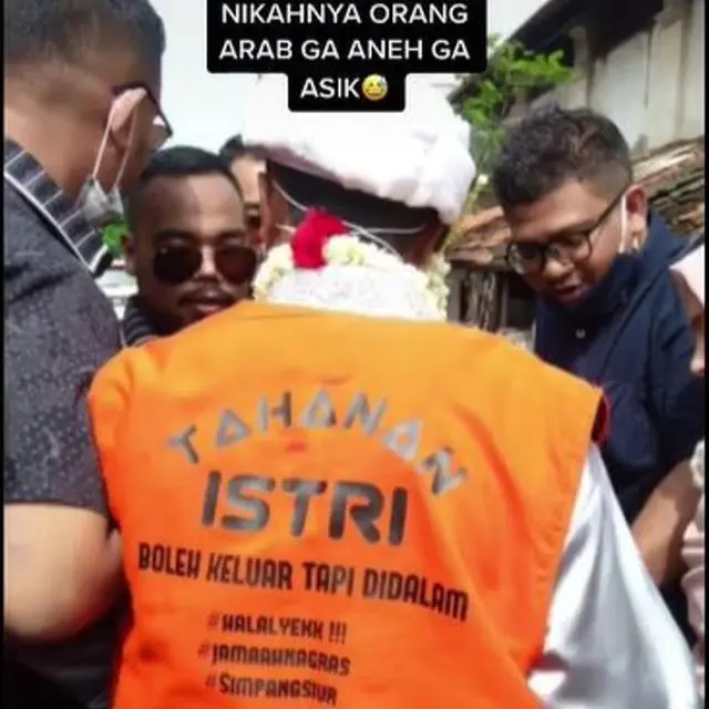 Pria Menikah Pakai Rompi Tahanan, Tulisan di Belakang Baju Bikin Salfok