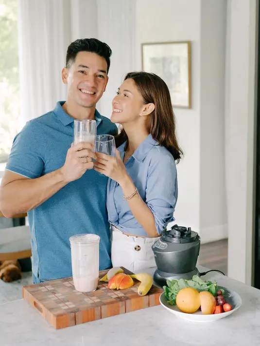 <p>Berpose di rumah, lihat kemesraan Nana Mirdad-Andrew White yang mengenakan outfit senada. Nana Mirdad tampak mengenakan kemeja biru muda polos yang dipadunya dengan celana putih, sedangkan Andrew White menyesuaikannya mengenakan polo shirt berwarna biru laut yang serasi. Foto: Instagram.</p>