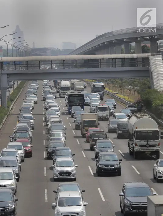 Sejumlah kendaraan terjebak kemacetan di Tol Jagorawi, Jakarta, Sabtu (6/7/2019). Direktur Eksekutif KPPB Ahmad Safruddin menilai pembatasan kendaraan pribadi melintas di ruas-ruas tertentu perlu diintensifkan untuk membantu mengurangi polusi udara. (Liputan6.com/Faizal Fanani)