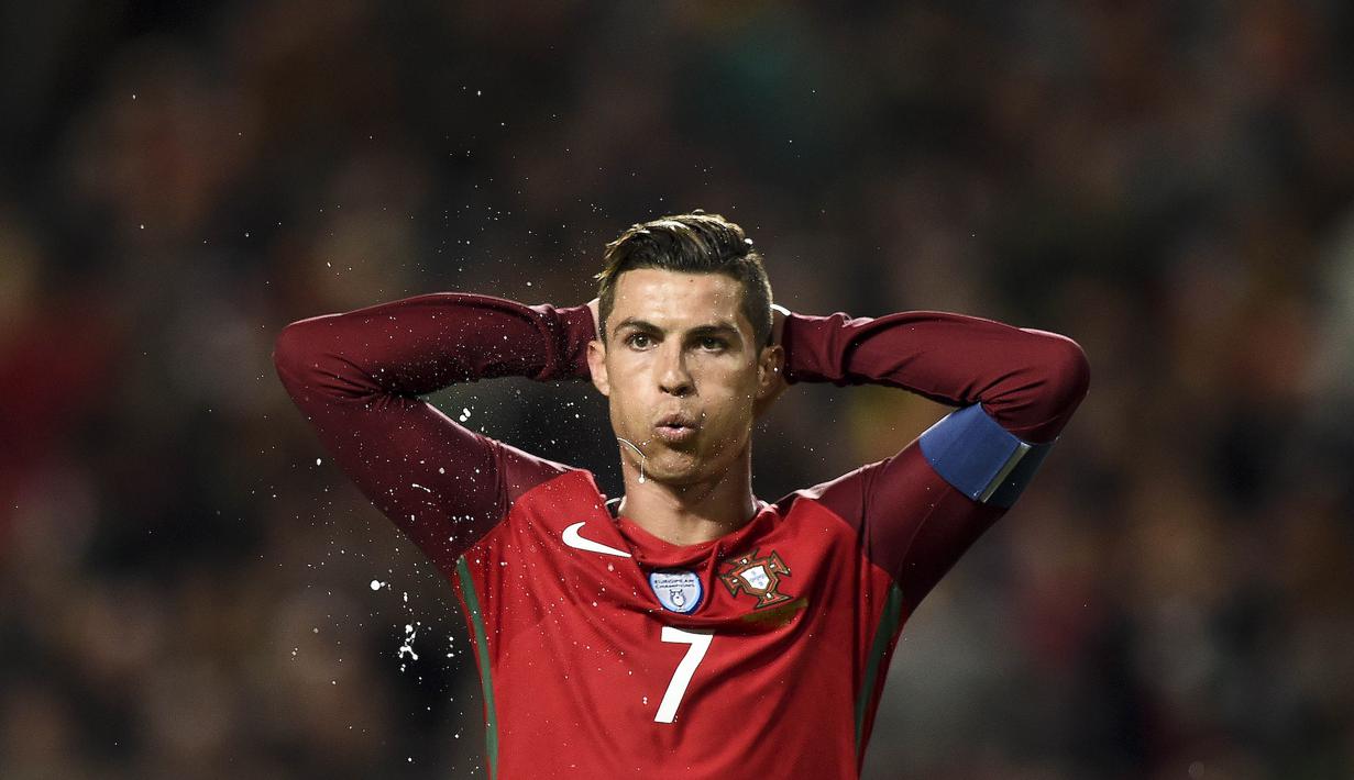 1. Cristiano Ronaldo (Portugal) - Bintang Real Madrid ini menjadi pemain yang paling ditunggu penampilannya pada Piala Konfederasi tahun ini. Dirinya sudah tampil 140 kali untuk Portugal dengan torehan 73 gol. (AFP/Patricia De Melo Moreira)