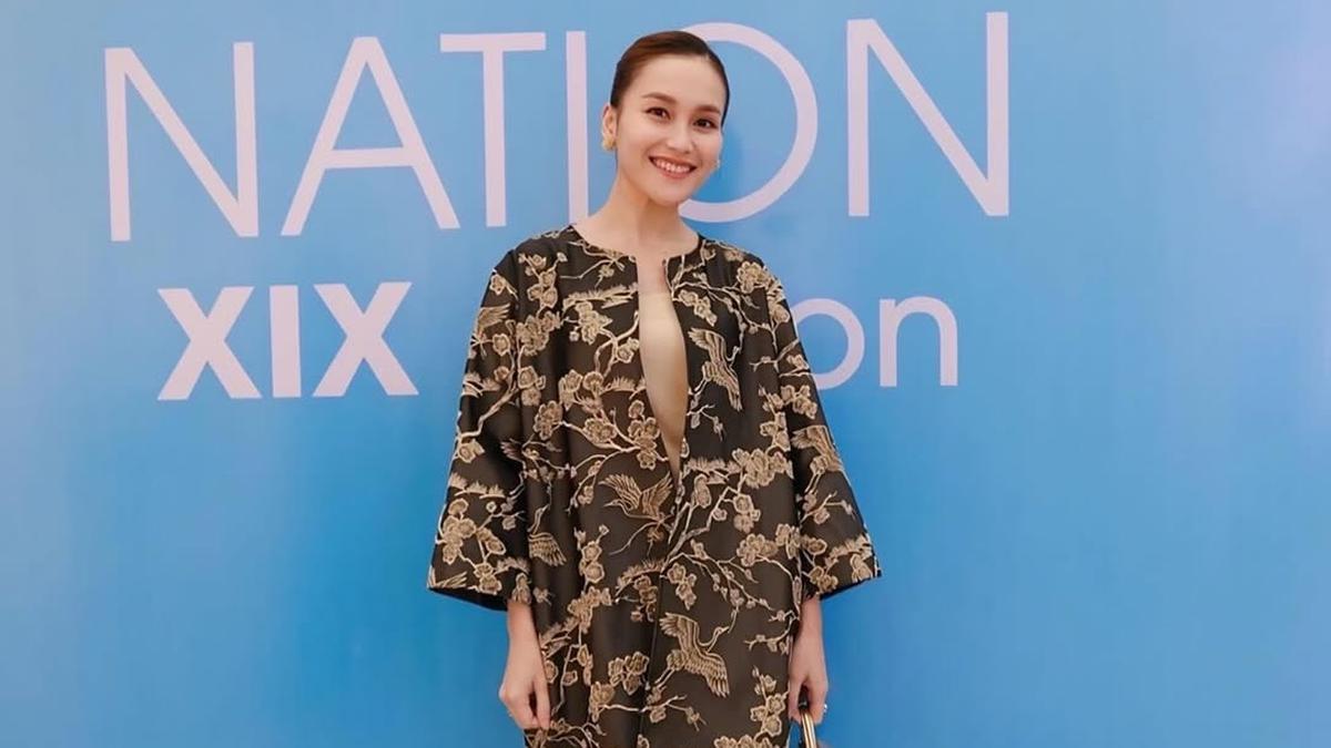 Gaya Ayu Ting-Ting Hadiri Fashion Show dengan Vibes Perempuan Bangsawan Melayu, Pakai Tas Rp100 Jutaan dan Heels Rp12 Jutaan