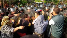 Aksi saling dorong sempat terjadi saat prajurit TNI Angkatan Darat dari Kodam Jayakarta melakukan pengosongan rumah dinas di Asrama Detasemen Intelijen Kodam (Deninteldam) Jaya Cibubur, Jakarta Timur. 