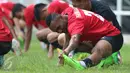 Pemain PSM Makassar, Titus Bonai melakukan pemanasan saat latihan jelang lanjutan Liga 1 Indonesia melawan PS TNI di Stadion Pakansari, Cibinong, Minggu (14/5). PSM Makassar akan berhadapan dengan PS TNI, Senin (15/5). (Liputan6.com/Helmi Fithriansyah)