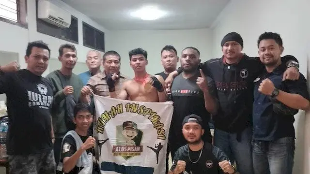 Muhammad Aqsal Akbari saat memegang medali emas usai berhasil mengalahkan Lindo Gustian Saputra dari Yon Taifib 1 Marinir di Kejuaraan Tarungga Dankomar Fighting Championship 2023 (Liputan6.com/Istimewa).