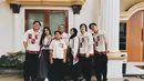 Keluarga Sule memilih baju sarimbit nuansa merah-putih-hitam sebagai dresscode Lebaran tahun ini. [@rizkyfbian]
