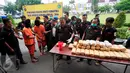 Direktorat Reserse Narkoba Polda DIY menunjukkan barang bukti sitaan berupa 49 kilogram ganja kering di Mapolda DI Yogyakarta, Selasa (8/3). Barang bukti tersebut merupakan hasil operasi Narkoba Progo sepanjang Februari 2016 lalu. (Foto : Boy Harjanto)