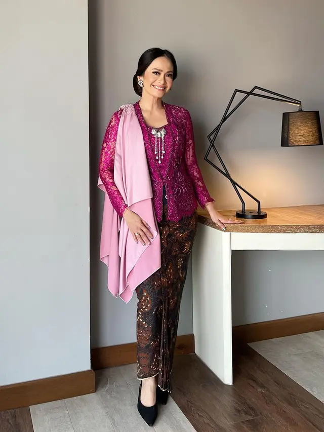 Ersa Mayori kenakan kebaya brokat magenta dipadukan bawahan batik coklat gelap dan selendang pink