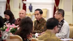 Presiden Joko Widodo  menerima Pengurus Gabungan Pengusaha Makanan dan Minuman Indonesia (GAPMMI) dan Gabungan Industri Minyak Nabati Indonesia (GIMNI) di Istana Merdeka, Jakarta, Selasa (13/10/2015). (Liputan6.com/Faizal Fanani)