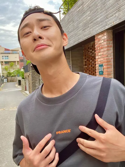 Masih pantas berperan sebagai siswa SMA, wajah Park Seo Joon  awet muda banget ya. (FOTO: instagram.com/bn_sj2013/)