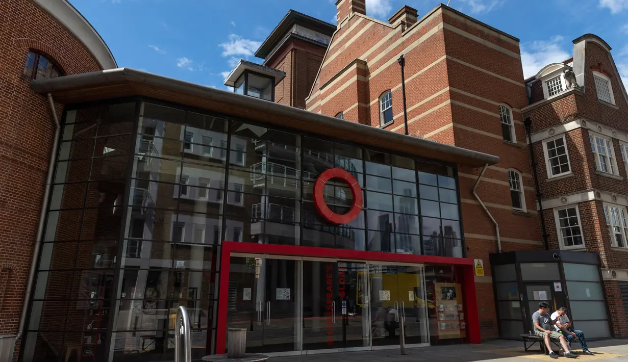 Foto pada 1 Agustus 2020  menunjukkan gedung Shakespeare Globe yang tutup di London, Inggris. Pemerintah Inggris pada Jumat (31/7) mengumumkan penundaan pelonggaran beberapa langkah pembatasan menyusul jumlah infeksi virus corona yang meningkat. (Xinhua/Han Yan)