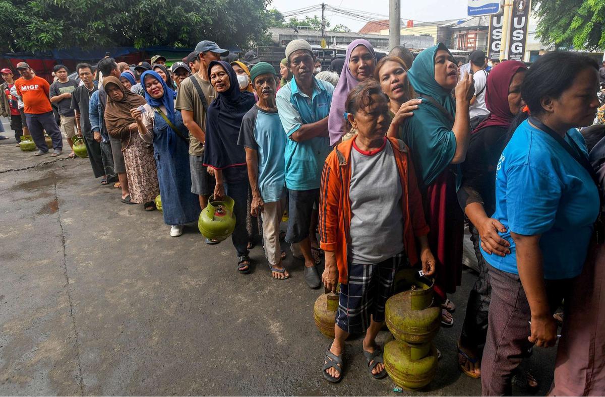 Antrean pembeli gas elpiji 3 kg