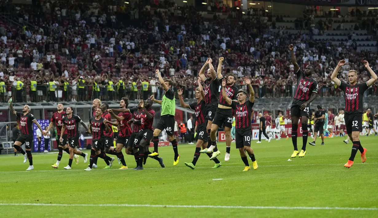 Para pemain AC Milan berselebrasi merayakan kemenangan atas Udinese pada pertandingan Liga Serie A Italia di stadion San Siro, di Milan, Italia, Sabtu (13/8/2022). AC Milan menang atas Udinese 4-2. (AP Photo/Antonio Calanni)