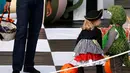 Presiden Barack Obama saat akan membagikan coklat dan permen ke anak-anak pada perayaan Halloween di Gedung Putih, Washington, Senin (31/10). Sebanyak 4.000 orang diperkirakan mengunjungi White House untuk merayakan Hallowen. (REUTERS / Jonathan Ernst)
