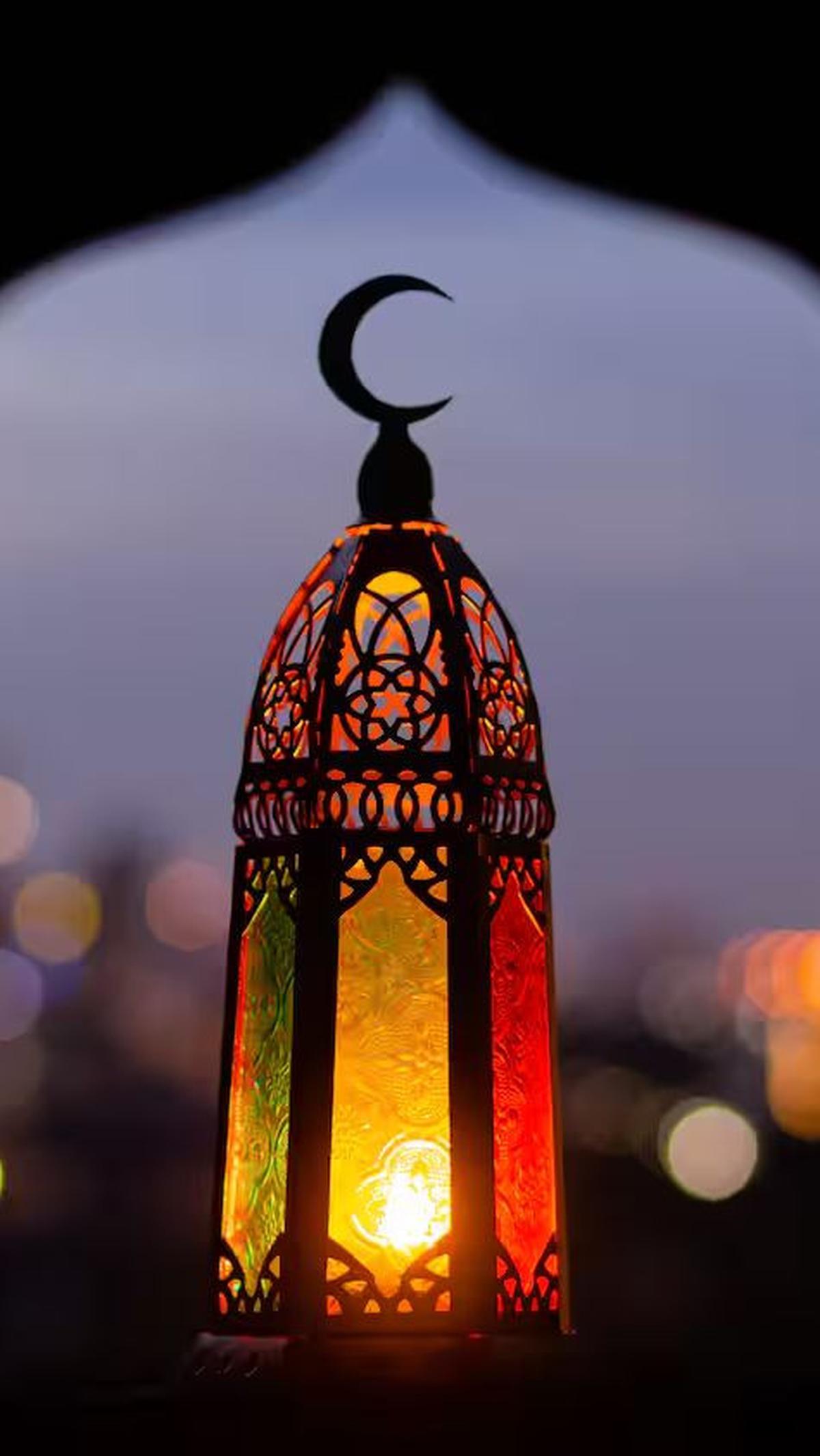Dalam melakukan puasa di bulan Muharram, kita dianjurkan untuk menjalankannya sebanyak mungkin, tapi tidak perlu sampai sebulan penuh. Dan yang lebih utama adalah dengan menjalankan puasa Asyura, yaitu puasa sunnah yang dilakukan pada tanggal 10 Muharram.