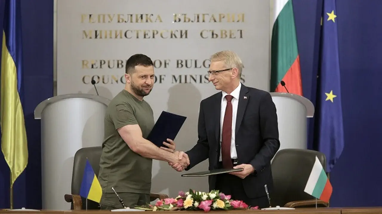 Presiden Ukraina Volodymyr Zelensky dan Perdana Menteri Bulgaria Nikolai Denkov.