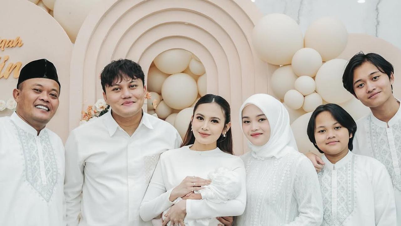 4 Potret Putri Delina di Momen Aqiqah Anak Mahalini dan Rizky Febian