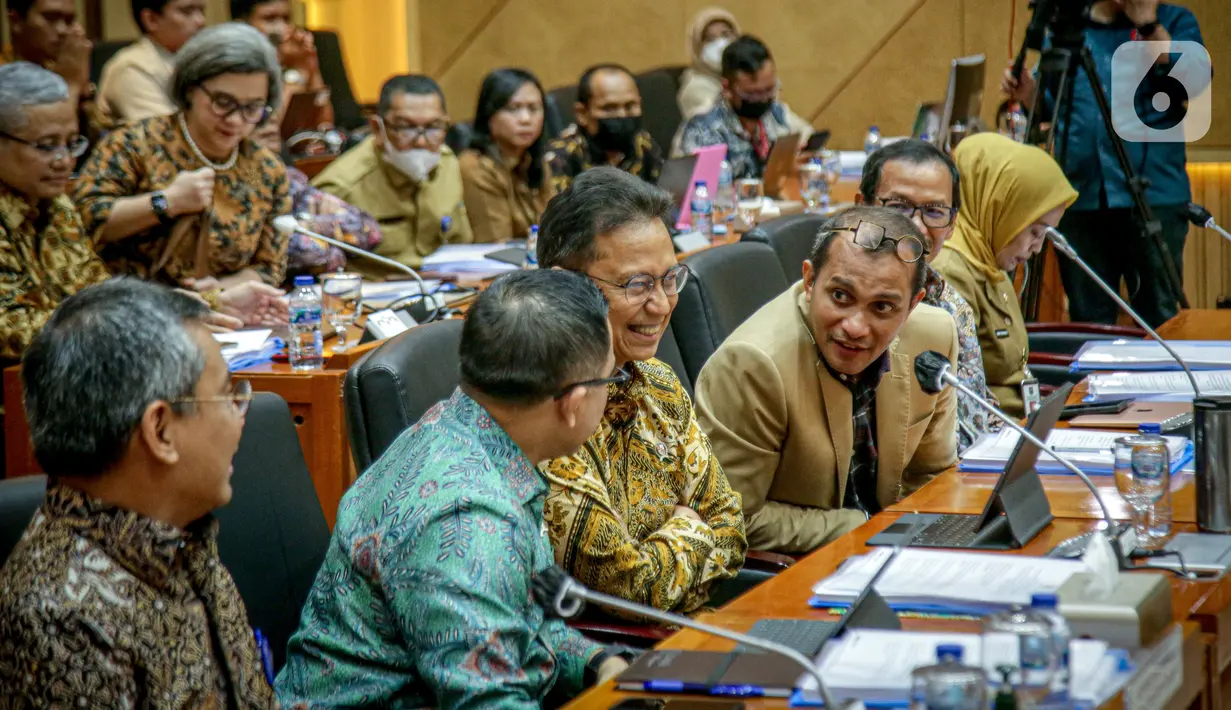 "Semoga forum rapat kerja ini dapat menyetujui RUU tentang Kesehatan untuk dilanjutkan ke pembicaraan tingkat II, untuk selanjutnya disahkan menjadi UU," tandas Melkiades Laka Lena. (Liputan6.com/Faizal Fanani)