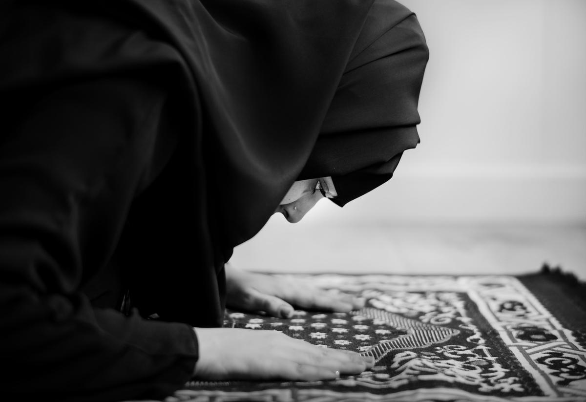 ilustrasi wanita bersujud