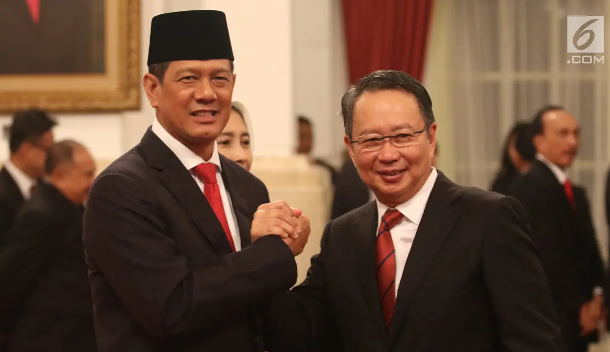 Letjen Doni Monardo bersalam komado dengan Laksamana Muda (Purn) Willem Rampangilei usai pelantikan sebagai Kepala Badan Nasional Penanggulangan Bencana (BNPB) di Istana Negara, Rabu (9/1). Doni menggantikan Willem Rampangilei. (Liputan6.com/Angga Yuniar)