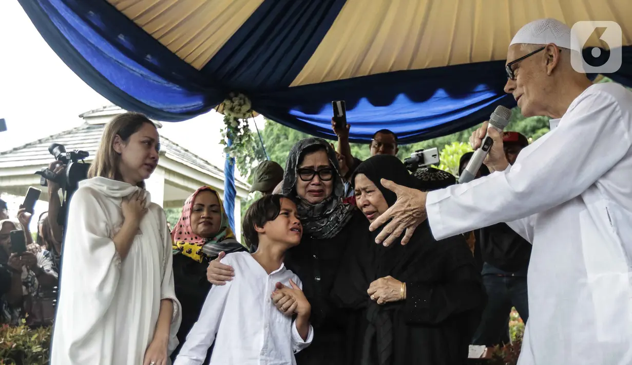 Ayah Ashraf Sinclair, Mohamed Anthony John Sinclair (kanan) menyampaikan pesan saat pemakaman putranya di San Diego Hills, Karawang, Jawa Barat, Selasa (18/2/2020). Ashraf Sinclair meninggal dunia pada usia 40 tahun diduga akibat serang jantung. (Liputan6.com/Faizal Fanani)