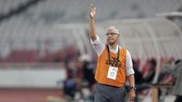 Pelatih Persija Jakarta, Edson Tavares, memberikan arahan kepada pemainnya saat melawan Persipura Jayapura pada laga Shopee Liga 1 di SUGBK, Senayan, Jakarta, Kamis (28/11). Persija menang 1-0 atas Persipura. (Bola.com/Yoppy Renato)