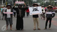 Aktivis dari Dompet Dhuafa melakukan sosialisasi saat Hari Bebas Kendaraan Bermotor (HBKB) di kawasan M.H Thamrin, Jakarta, (29/5/2016). Sosialisasi tersebut dilakukan untuk mengajak masyarakat akan pentingnya berzakat.(Liputan6.com/ Herman Zakharia)