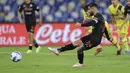 Penyerang Napoli, Lorenzo Insigne saat mencetak gol lewat  titik penalti ke gawang Bologna pada pertandingan Liga Serie A Italia di stadion Diego Armando Maradona di Naples Jumat (29/10/2021). Insigne mencetak dua gol dan mengantar Napoli menang 3-0. (Alessandro Garofalo/LaPresse via AP)