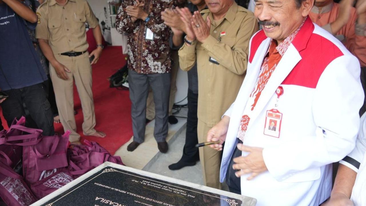Hadir menyaksikan acara peresmian dan Amal Pancasila, Komandan Rayon Militer (Danramil), Ketua Lembaga Pemberdayaan Masyarakat Kelurahan, Camat, Lurah dan Tokoh masyarakat.