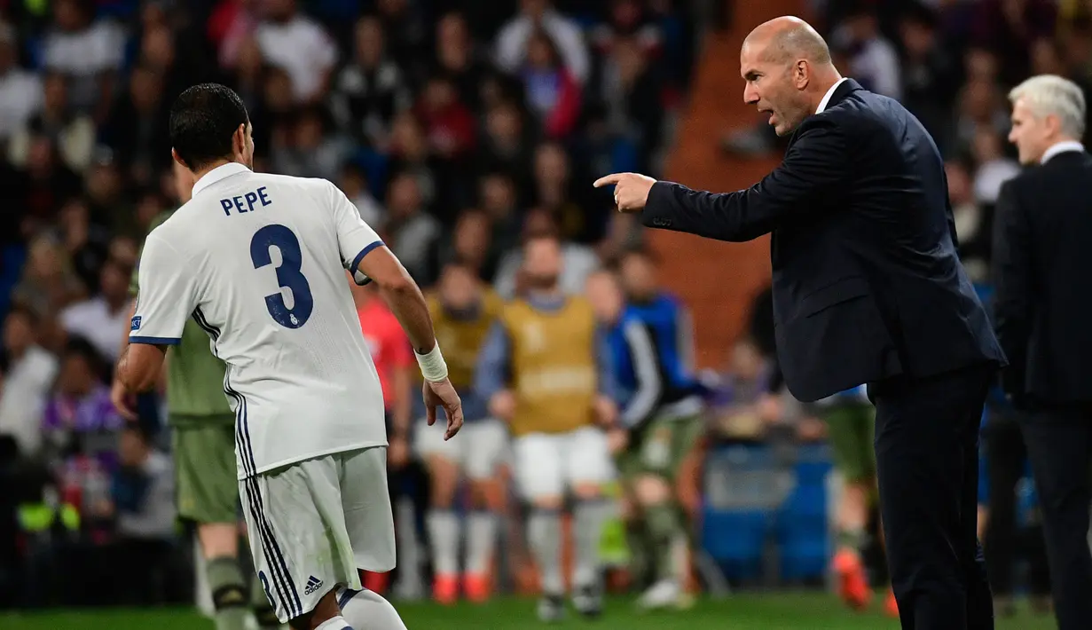 Pelatih Real Madrid, Zinedine Zidane mengintruksikan para pemainnya saat berhadapan dengan Legia Warsawa pada Liga Champion di stadion Santiago Bernabeu, Spanyol, (18/10). Madrid menang telak atas Legia dengan skor 5-1. (AFP Photo/Pierre-Philippe Marcou)